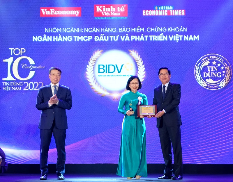 Bà Phan Thị Thanh Nhàn - Giám đốc Trung tâm thẻ - đại diện BIDV nhận giải thưởng dành cho “Giải pháp ứng dụng xác thực Căn cước công dân Chip trong giao dịch tại ATM đa năng”