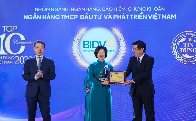 Bà Đỗ Thị Thanh Huyền - Giám đốc Ban Chính sách sản phẩm bán buôn - đại diện BIDV nhận giải thưởng dành cho sản phẩm “BIDV iBank - Ngân hàng số dành cho khách hàng doanh nghiệp”