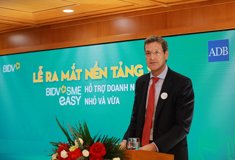 Ông Andrew Jeffries - Giám đốc Quốc gia Ngân hàng Phát triển Châu Á (ADB) tại Việt Nam, chia sẻ về dự án hỗ trợ kỹ thuật Phát triển DNNVV và quá trình hợp tác với BIDV
