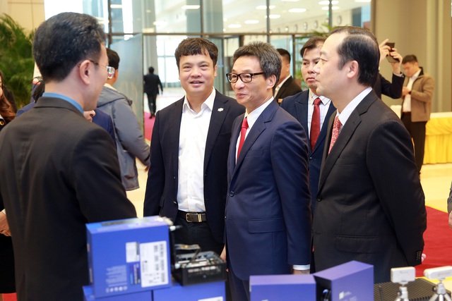 Phó Thủ tướng nghe giới thiệu giải pháp công nghệ của DN tại Diễn đàn - Ảnh: VGP/Đình Nam