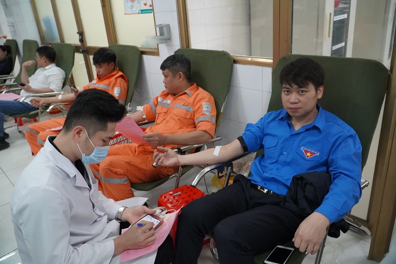 8615 Anh Đào Trung Hiếu - Bí thư Đoàn Thanh niên PC Quảng Ninh: Trong những năm qua, đoàn viên thanh niên trong Công ty đã tham gia tích cực tham gia hiến máu tình nguyện