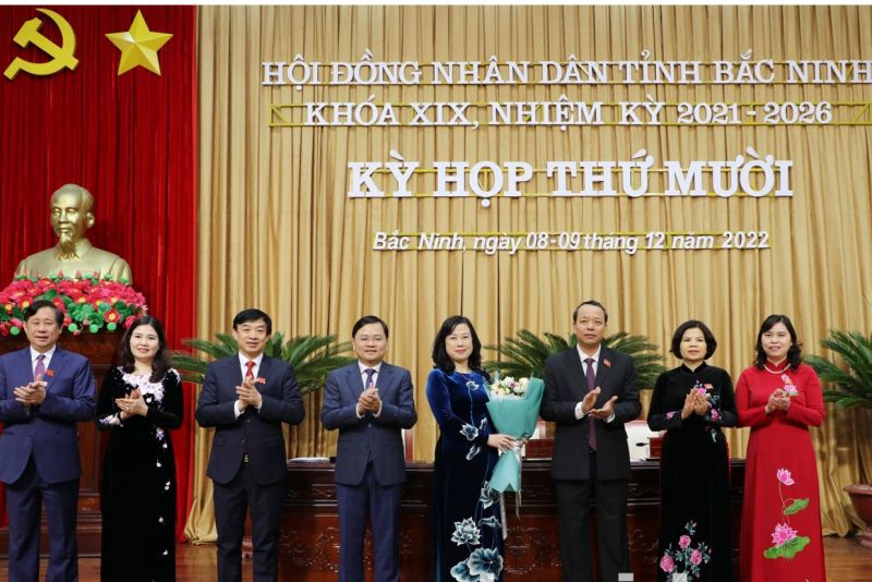 Lãnh đạo tỉnh tặng hoa chia tay bà Đào Hồng Lan, Ủy viên BCH TƯ Đảng, Bộ trưởng Bộ Y tế