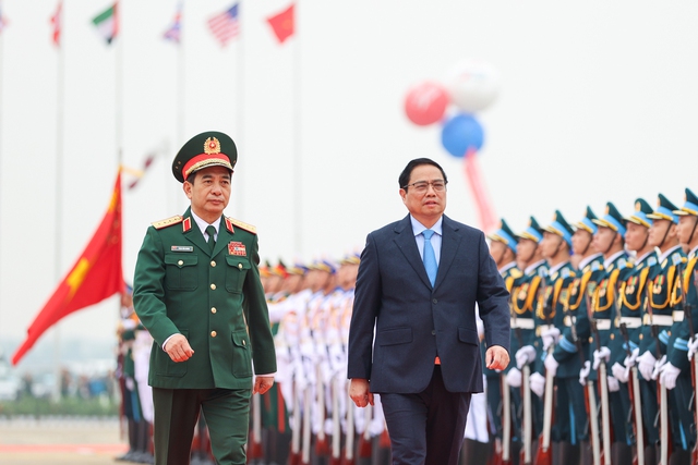 Thủ tướng Chính phủ Phạm Minh Chính và Đại tướng Phan Văn Giang, Bộ trưởng Bộ Quốc phòng, duyệt đội danh dự tại Triển lãm Quốc phòng quốc tế Việt Nam 2022. Ảnh VGP/Nhật Bắc