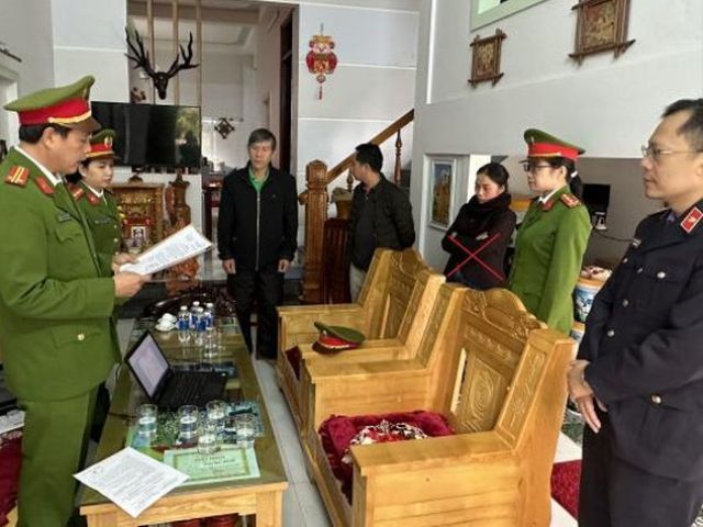 Cơ quan Cảnh sát điều tra Công an tỉnh tống đạt quyết định khởi tố bị can đối với Nguyễn Thị Thanh Thảo về tội “Trốn thuế”.