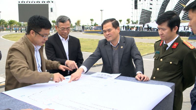 Ông Bùi Văn Khắng - Phó Chủ tịch UBND tỉnh Quảng Ninh yêu cầu tất cả các ngành, các lực lượng và TP Hạ Long phải phối hợp chặt chẽ, bảo đảm tuyệt đối an ninh, an toàn Lễ khai mạc