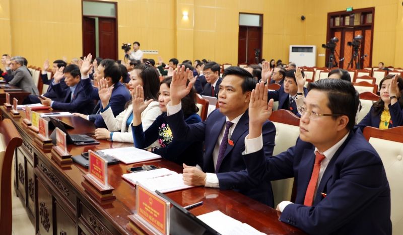 Các đại biểu HĐND tỉnh biểu quyết thông qua Nghị quyết kỳ họp (Ảnh: bacninh.gov.vn)