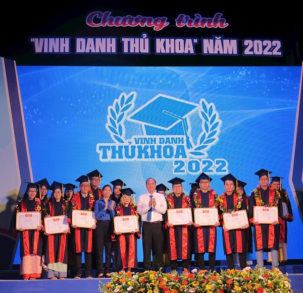 Hội Sinh viên TP. Hồ Chí Minh đã xét chọn, tuyên dương 75 thủ khoa thuộc các trường Đại học, Học viện, Cao đẳng trên địa bàn Thành phố