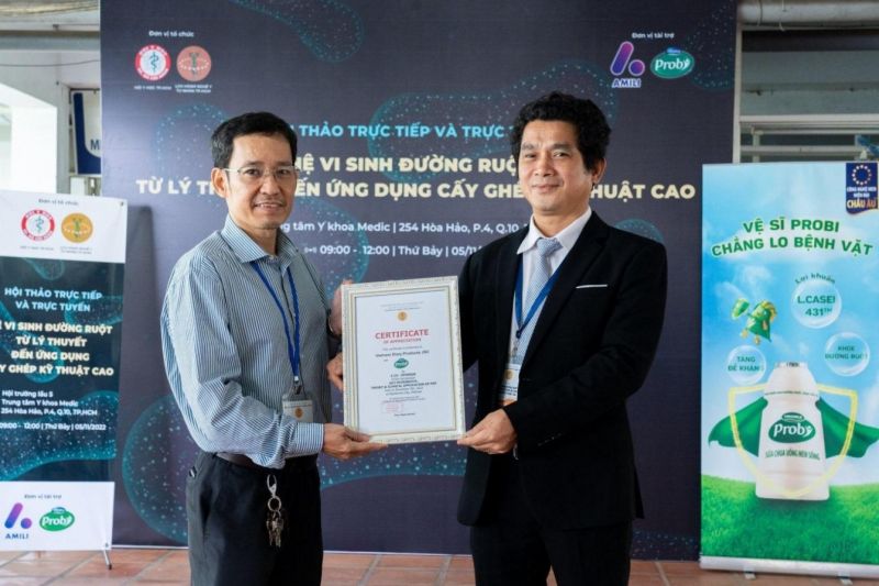 Đại diện Công ty Vinamilk (với nhãn hàng Probi), bác sĩ Nguyễn Vũ Linh nhận Thư cảm ơn tài trợ của Liên chi Hội Hành nghề y tư nhân TP.HCM