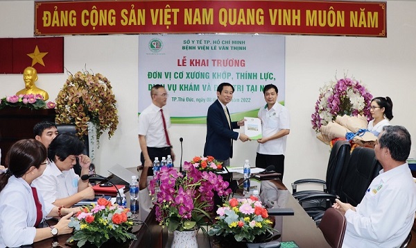 BSCKII Trần Văn Khanh, Giám đốc bệnh viện trao quyết định thành lập đơn vị khám và điều trị tại nhà