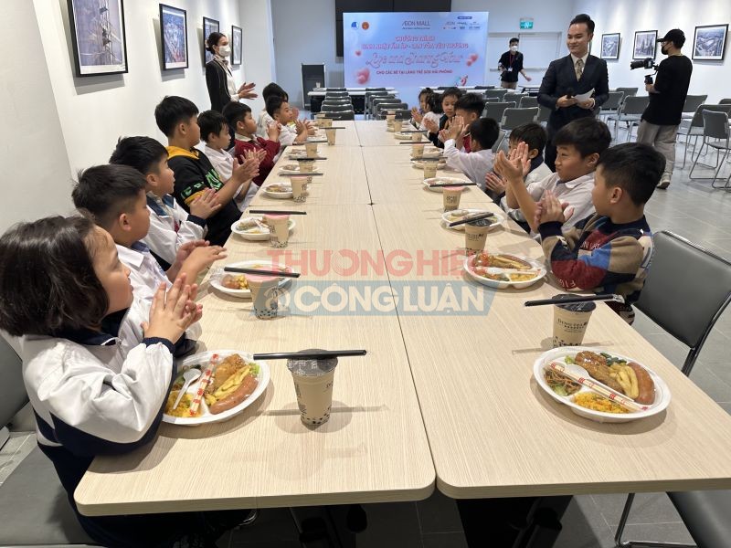 Sau khi trải nghiệm tại khu vui chơi các bé tại làng trẻ SOS Hải Phòng ăn trưa tại hội trường Hoa Anh Đào của trung tâm thương mại Aeon mall