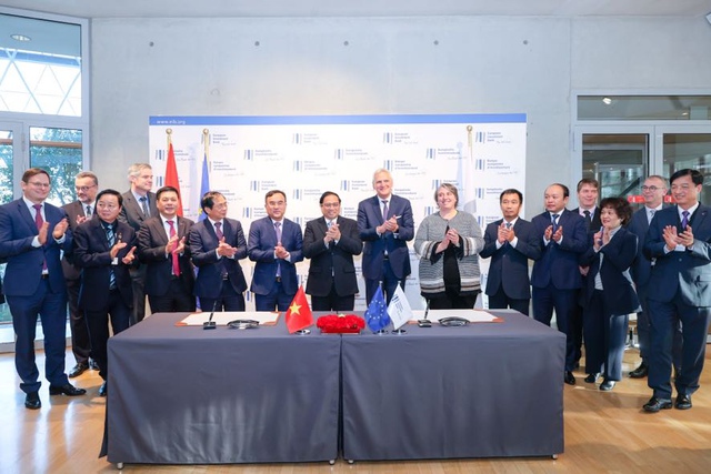 Thủ tướng Phạm Minh Chính đã chứng kiến lễ ký kết Biên bản ghi nhớ giữa Tập đoàn Điện lực Việt Nam (EVN) và EIB - Ảnh: VGP/Nhật Bắc