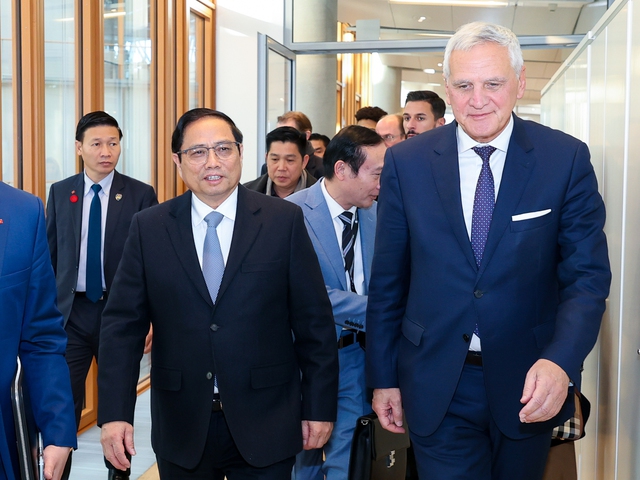 Thủ tướng Phạm Minh Chính bày tỏ ấn tượng trước kiến trúc của trụ sở EIB, hiện đại và tận dụng được ánh sáng tự nhiên theo xu thế phát triển xanh, bền vững, tiết kiệm năng lượng, hài hòa với thiên nhiên - Ảnh: VGP/Nhật Bắc