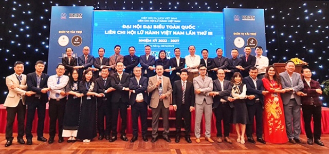 Ban chấp h&agrave;nh Li&ecirc;n chi hội Lữ h&agrave;nh Việt Nam nhiệm kỳ 2022-2027 chụp ảnh lưu niệm