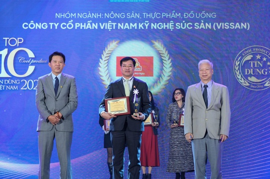 Đại diện Công ty VISSAN nhận giải thưởng