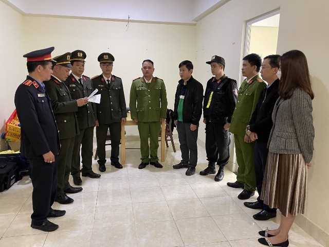 Khởi tố, bắt tạm giam đối tượng mua, bán gỗ rừng trồng