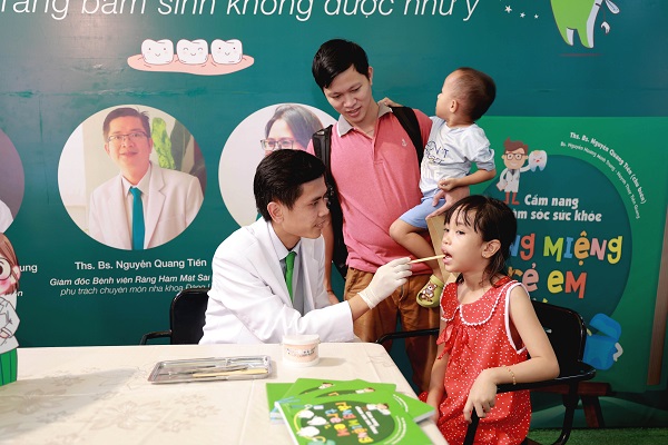 Bác sĩ Nguyễn Hoàng Minh Trung tham gia tư vấn chăm sóc răng miệng cho khách tham quan tại đường sách sau buổi ra mắt sách.JPG