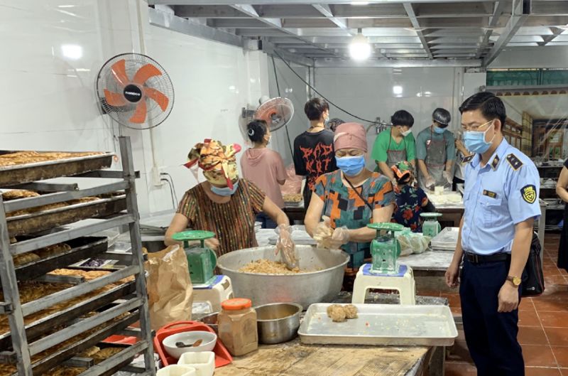 Lực lượng chức năng tăng cường c&ocirc;ng t&aacute;c kiểm tra, gi&aacute;m s&aacute;t, xử phạt c&aacute;c h&agrave;nh vi vi phạm nhằm b&igrave;nh ổn thị trường, chống gian lận thương mại bảo vệ người ti&ecirc;u d&ugrave;ng