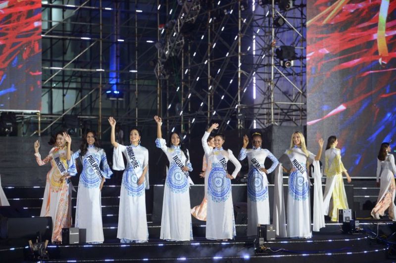 Các thí sinh biểu diễn trang phục áo dài Việt Nam