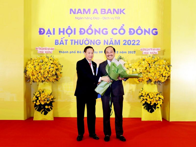 Ông Phan Đình Tân đại diện HĐQT cũ tặng hoa chúc mừng tân Chủ tịch HĐQT Ông Trần Ngô Phúc Vũ