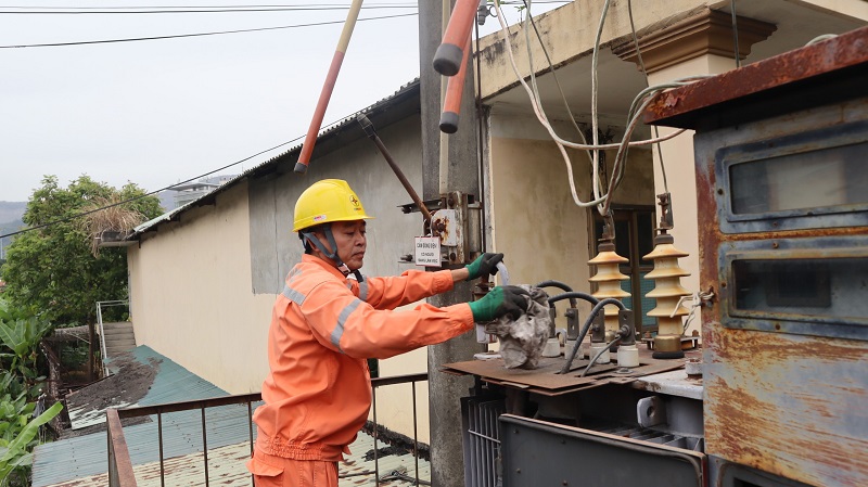 Công nhân Điện lực TP. Cẩm Phả vệ sinh trạm biến áp chuyên dùng Công ty Cổ phần nước khoáng Quang Hanh
