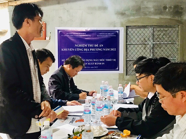 Ông Văn Thái Toàn, Giám đốc Trung tâm KC&XTTM Bình Định (đứng bìa trái) đang phát biểu y kiến taij Lễ nghiệm thu Đề án “Hỗ trợ ứng dụng máy móc thiết bị trong sản xuất bánh in”.