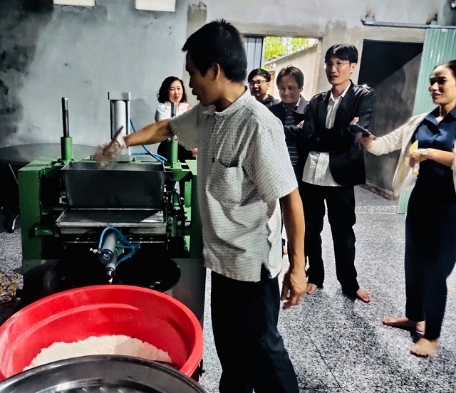 Đại diện Hộ kinh doanh Lan Hương đang thao tác vận hành máy định hình sản xuất bánh in.