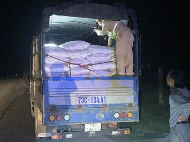 Phát hiện vụ vận chuyển 08 tấn đường lậu