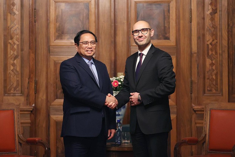Thủ tướng Phạm Minh Chính và Tiến sĩ Marcin Czepelak, Tổng Thư ký PCA. (Ảnh: TTXVN)