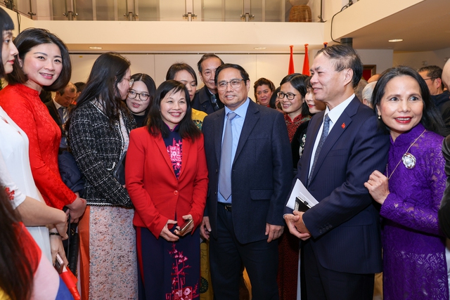 Thủ tướng chụp ảnh lưu niệm cùng cộng đồng người Việt Nam tại Hà Lan - Ảnh: VGP/Nhật Bắc