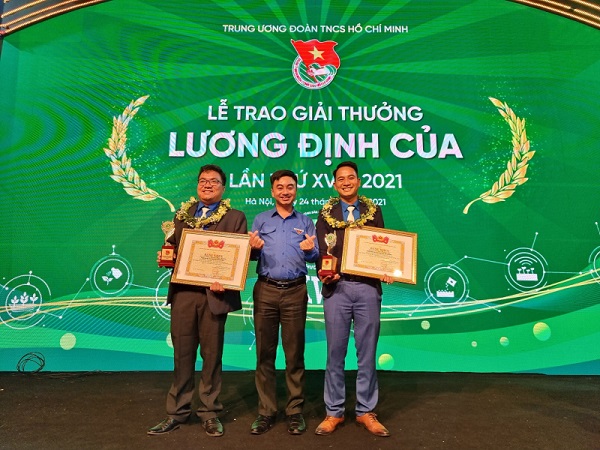 Anh Đặng Dương Minh Hoàng - chủ trang trại Thiên Nông (bìa trái) và cựu Bí thư Tỉnh Đoàn Bình Phước Trần Quốc Duy (chính giữa) tại Lễ trao Giải thưởng Lương Định Của năm 2021