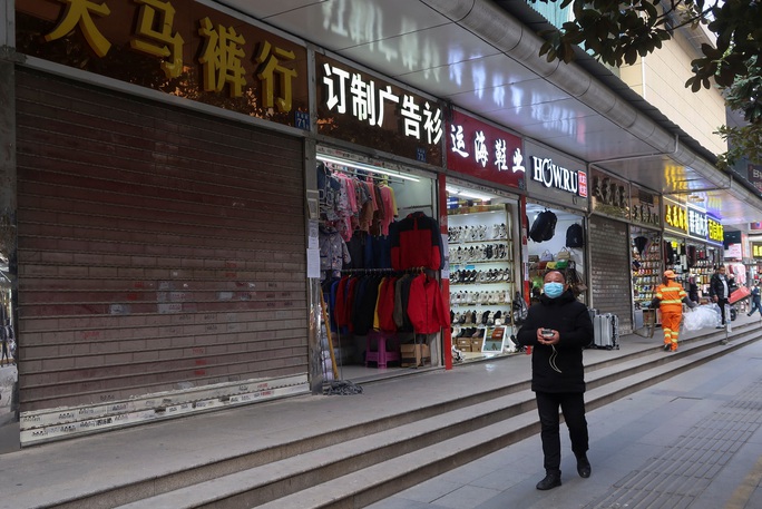 Dù yêu cầu phong tỏa đã được dỡ bỏ nhưng nhiều cửa hàng ở Vũ Hán vẫn đóng cửa im ỉm hôm 10-12 - Ảnh: REUTERS