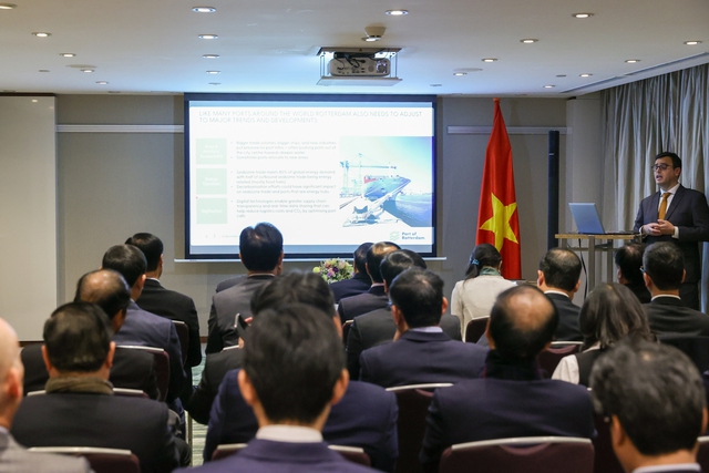 Đại diện cảng Rotterdam khẳng định, Việt Nam có tiềm năng lớn để xây dựng các tổ hợp cảng công nghiệp-dịch vụ lớn và phía cảng Rotterdam sẵn sàng hợp tác với phía Việt Nam. Ảnh VGP/Nhật Bắc