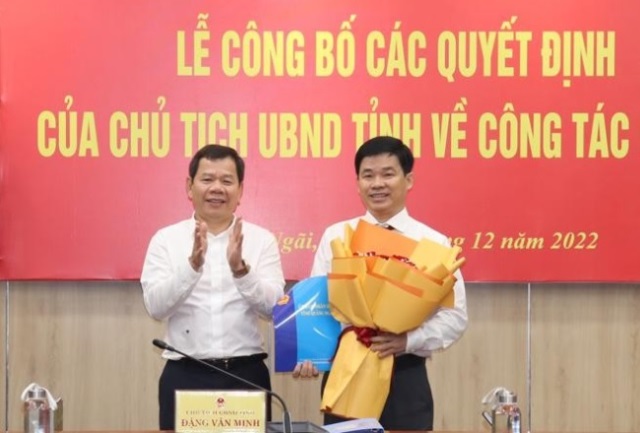 Ông Đặng Văn Minh, Chủ tịch UBND tỉnh Quảng Ngãi trao quyết định bổ nhiệm Giám đốc Sở Y tế tỉnh Phạm Minh Đức.