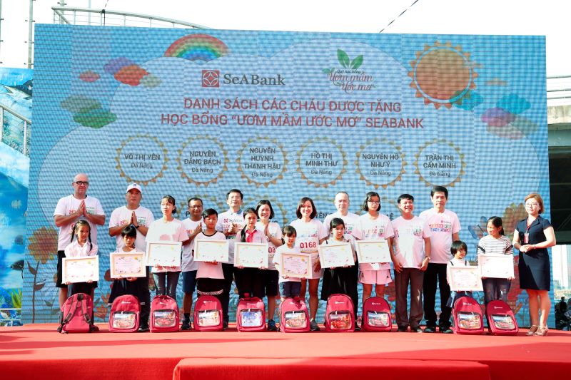 qua 04 mùa giải SeARun, Quỹ Ươm mầm ước mơ đã trao tặng gần 100 suất học bổng khuyến học cho các em học sinh nghèo