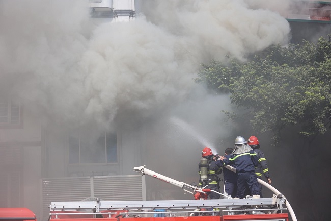 Đến 11h40, lửa vẫn tiếp tục bùng cháy tại tầng 2 nhà 240B Hàng Bông.