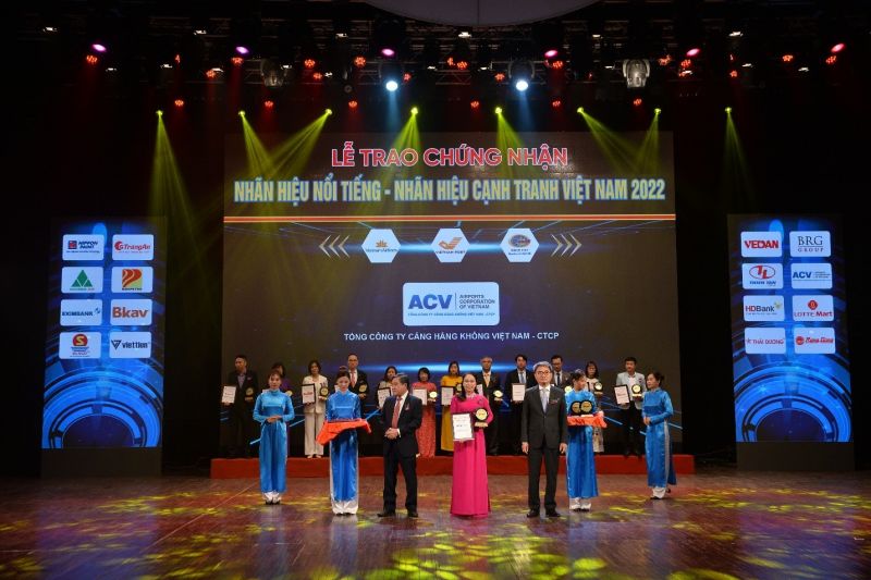 Bà Nguyễn Thị Hồng Phượng, Thành viên Hội đồng quản trị, đại diện ACV nhận giải thưởng