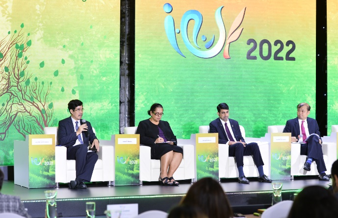 Ông Nguyễn Quốc Khánh (ngoài cùng, bên trái) - Giám đốc Điều hành Nghiên cứu & Phát triển (R&D) Vinamilk cùng các diễn giả trong phiên thảo luận VCSF 2022