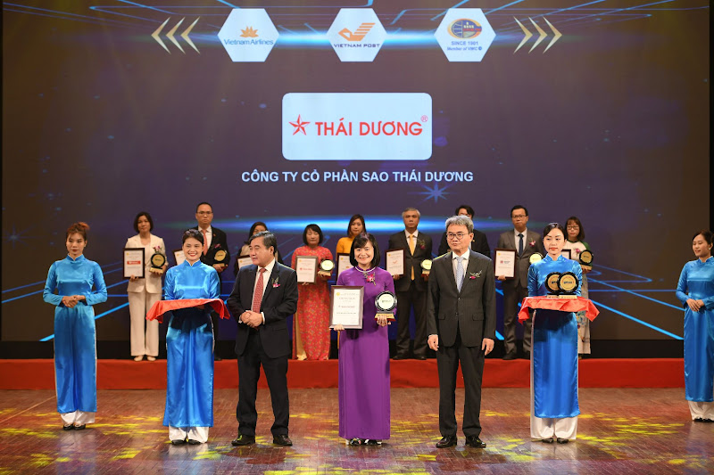 Ths.Ds Nguyễn Thị Hồng Vân - Phó Tổng Giám đốc Công ty Cổ phần Sao Thái Dương nhận chứng nhận nhãn hiệu nổi tiếng