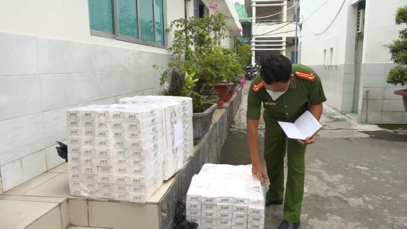 Điều tra xử lý một đối tượng thu gom thuốc lá lậu để bán kiếm lời