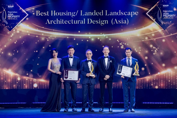 Ông Phạm Minh Đức, Phó TGĐ Tập đoàn Tân Á Đại Thành (ngoài cùng bên phải) nhận giải thưởng Thiết kế cảnh quan nhà ở xuất sắc nhất châu Á