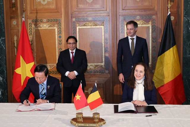 Thủ tướng Phạm Minh Chính và Thủ tướng Alexander De Croo chứng kiến lễ ký Ý định thư hợp tác giữa Bộ TN&MT và Bộ Biển Bắc của Vương quốc Bỉ. Ảnh VGP/Nhật Bắc