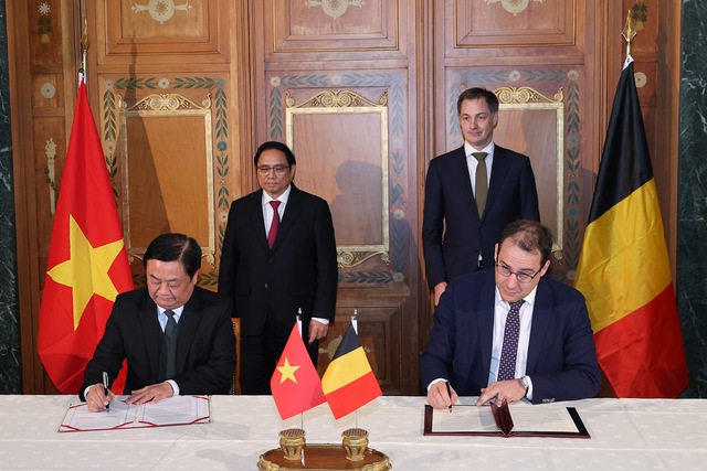 Thủ tướng Phạm Minh Chính và Thủ tướng Alexander De Croo chứng kiến ký kết gia hạn bản ghi nhớ (MOU) về chất lượng, an toàn nông sản, thú y và bảo vệ thực vật giữa Bộ NN&PTNT Việt Nam và Bộ Nông nghiệp Bỉ. Ảnh VGP/Nhật Bắc