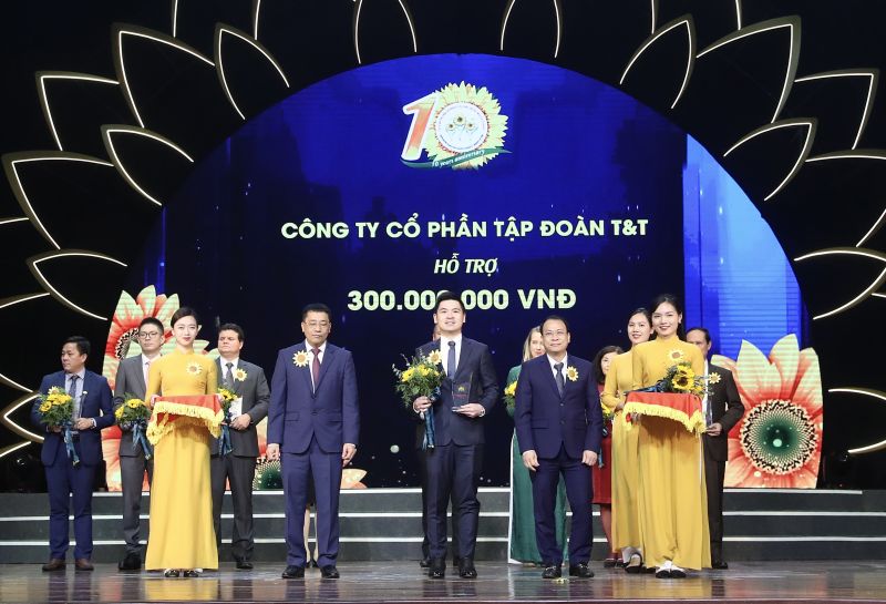 Ông Đỗ Vinh Quang, Phó Chủ tịch HĐQT thay mặt Tập đoàn T&T Group trao tặng 300 triệu đồng cho Quỹ Hỗ trợ bệnh nhân ung thư “Ngày mai tươi sáng”