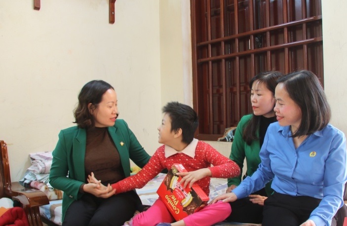 Lãnh đạo LĐLĐ tỉnh thăm hỏi, động viên cháu Nguyễn Ngọc Phương, con chị Hồ Thị Thu Phương, Công ty TNHH Mai Linh.