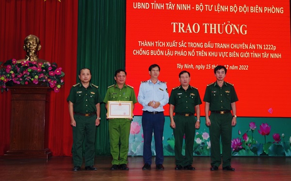 Đại diện UBND tỉnh Tây Ninh trao bằng khen cho Ban Chuyên án và các đơn vị tham gia thực hiện Chuyên án