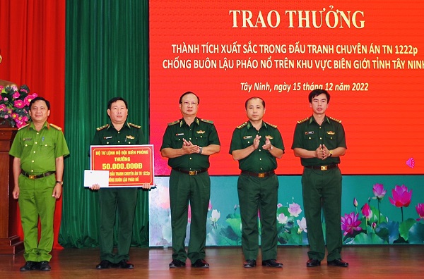 Thiếu tướng Nguyễn Hoài Phương trao thưởng cho Ban Chuyên án và các đơn vị tham gia thực hiện Chuyên án