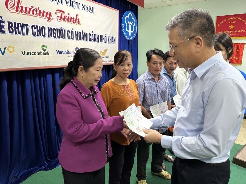 Phó Tổng Giám đốc BHXH Việt Nam Trần Đình Liệu trao sổ BHXH, thẻ BHYT cho người dân