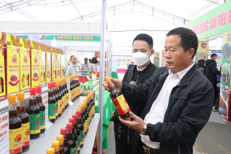 Người dân, du khách mua sắm hàng hóa tại Hội chợ OCOP Quảng Ninh - Đông 2022.