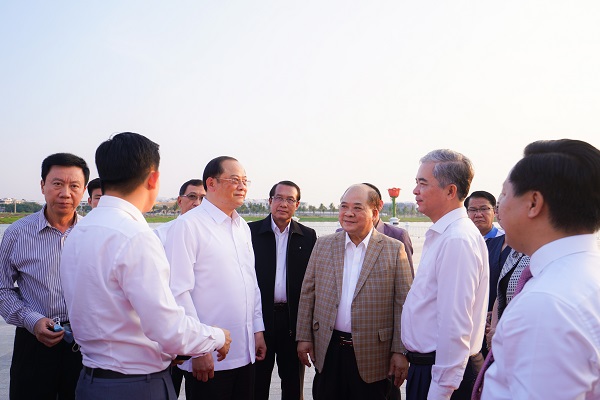 Phó Thủ tướng Lào cùng đoàn đại biểu và lãnh đạo TP.HCM tham quan Quảng trường nhạc nước tại Van Phuc City