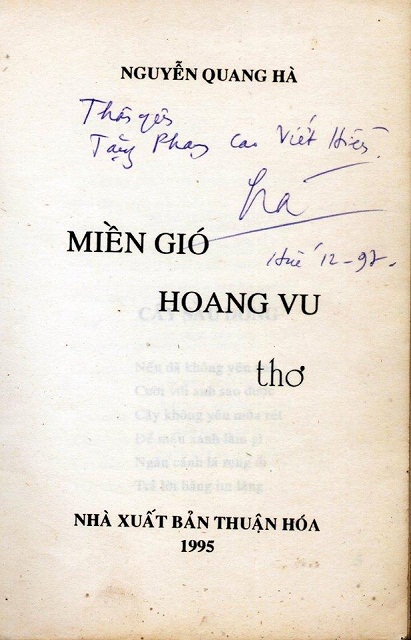 Nhà văn Nguyễn Quang Hà k‎y tặng nhà báo Viết Hiền tập thơ 